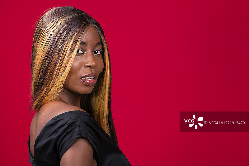 化着妆，穿着黑色连衣裙的美丽年轻非洲裔女性肖像图片素材