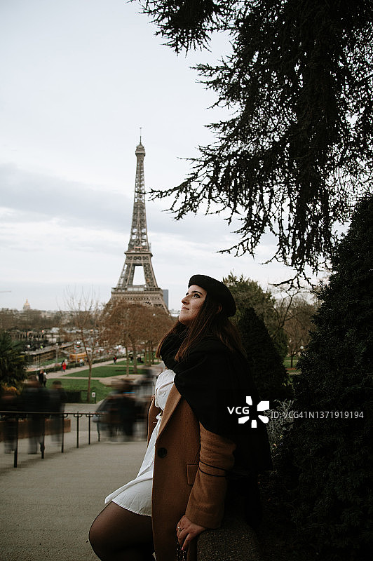 年轻女子在埃菲尔铁塔旁肖像图片素材