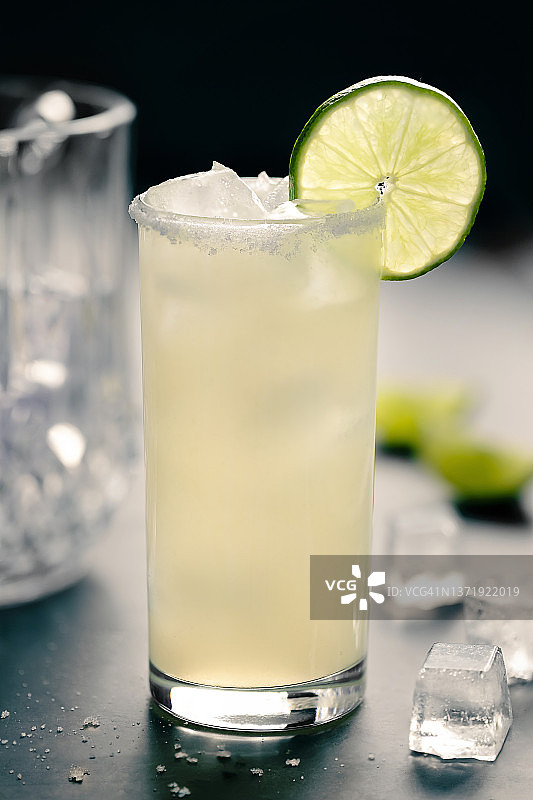玛格丽特鸡尾酒的正面视图图片素材