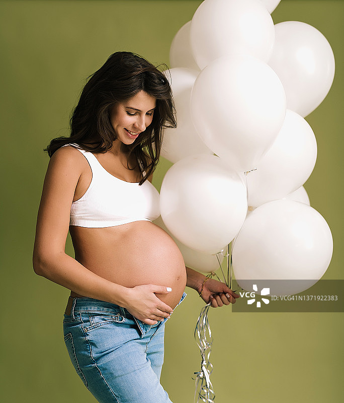 可爱的年轻孕妇（25-29岁）的写真图片素材