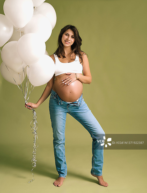 可爱的年轻孕妇（25-29岁）的写真图片素材