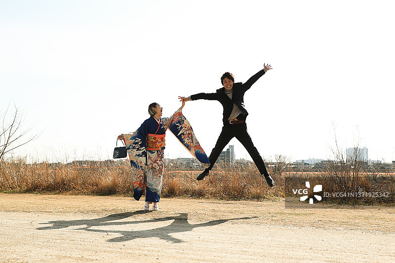 享受青春的日本年轻夫妇图片素材