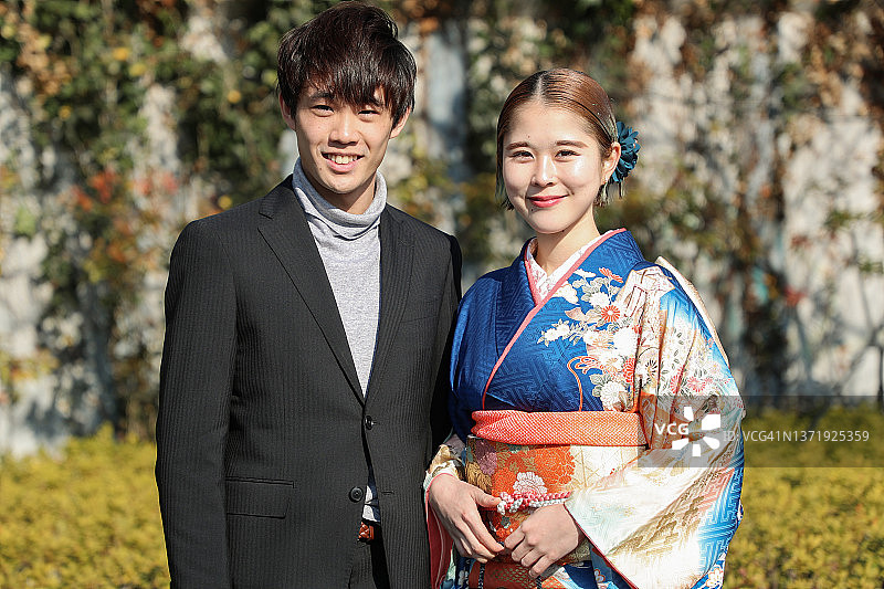 在日本成人节上的年轻夫妇肖像图片素材