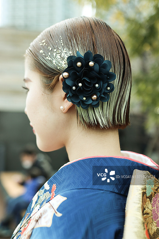 身穿和服的年轻日本女子侧脸肖像图片素材