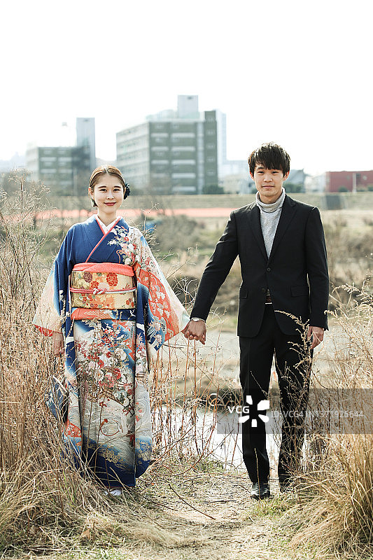 在日本成人节上的年轻夫妇肖像图片素材