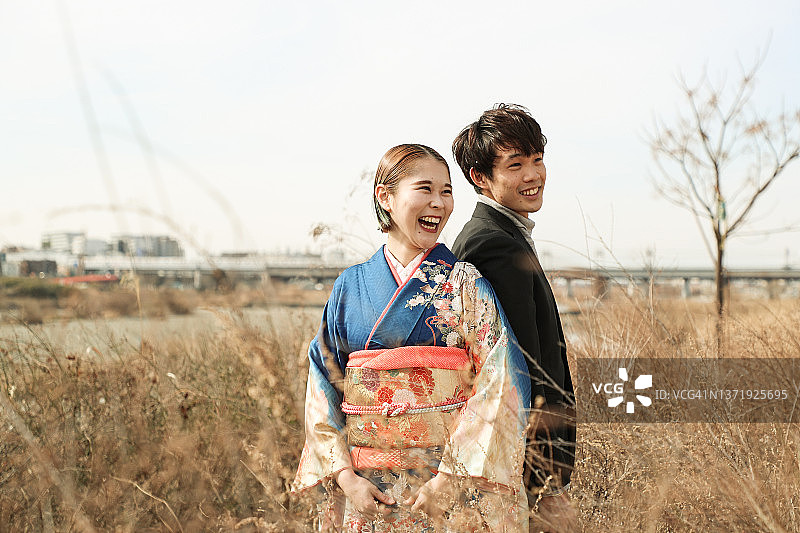 享受青春的日本年轻夫妇图片素材