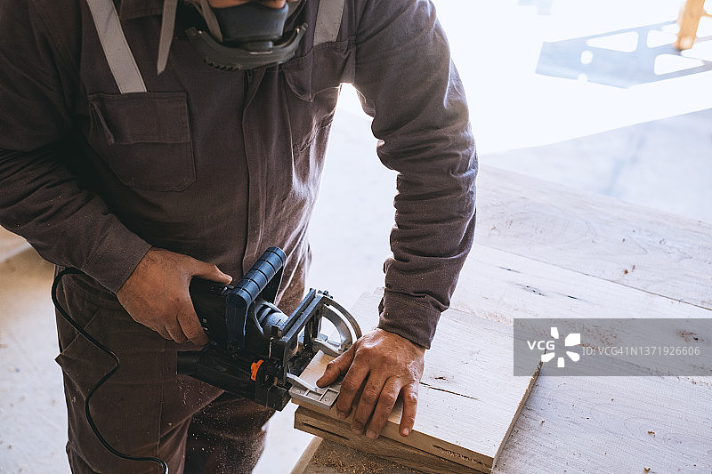 工作中的木匠图片素材