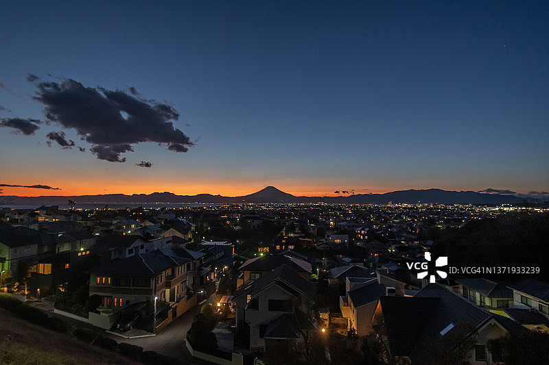日本神奈川县海边的住宅区与富士山图片素材
