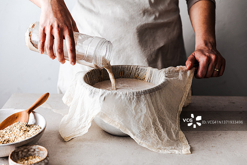 在家准备燕麦奶的女人特写图片素材