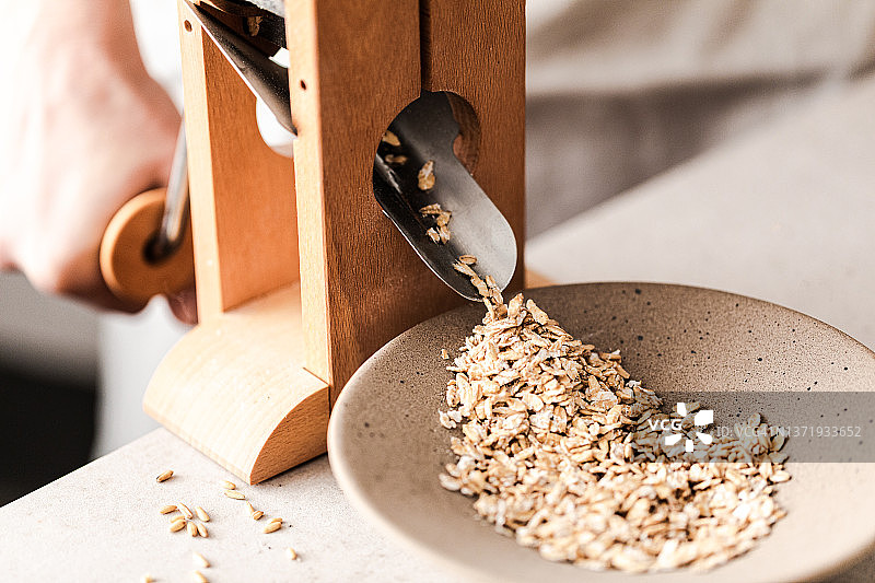 手动研磨机中的新鲜燕麦图片素材