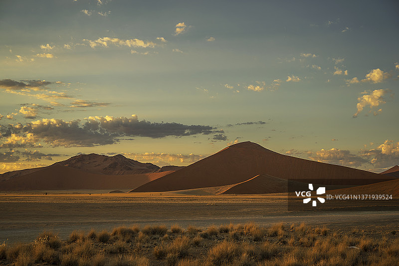 纳米布沙漠中的巨大沙丘图片素材