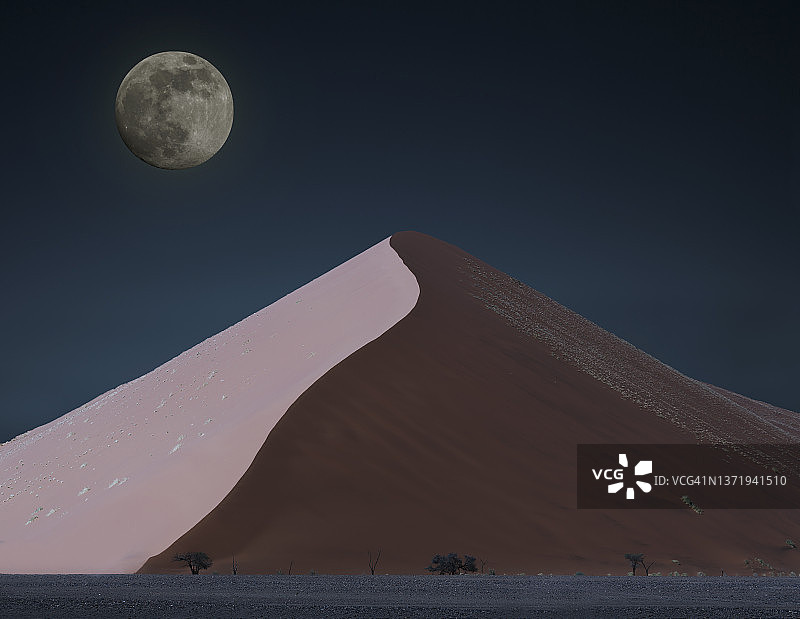 纳米布沙漠巨型沙丘上的月亮图片素材