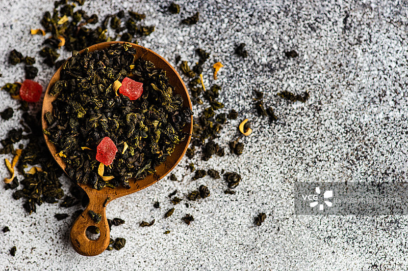 俯视角度拍摄的绿茶茶叶和芒果干图片素材