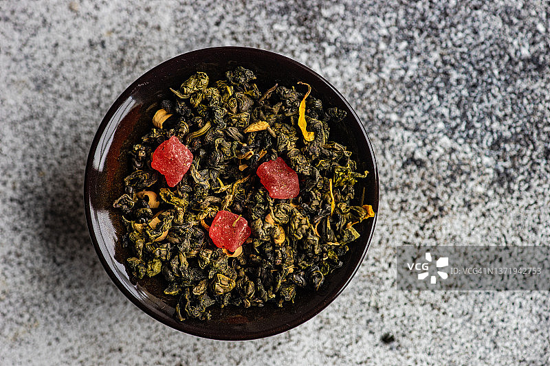 俯视角度拍摄的绿茶茶叶和芒果干图片素材