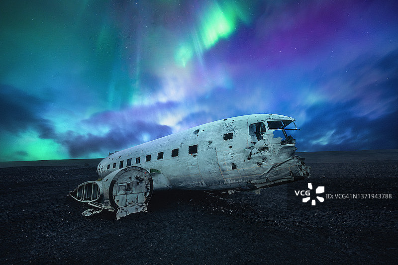 北极光下的飞机残骸图片素材