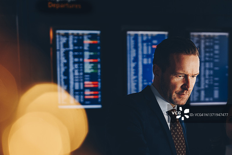 站在机场，看向远方的自信商人图片素材