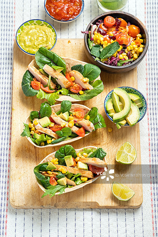 墨西哥美食：鸡肉玉米卷图片素材