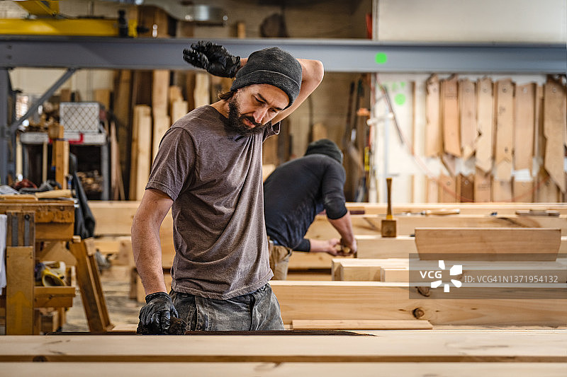 在车间工作的木匠图片素材