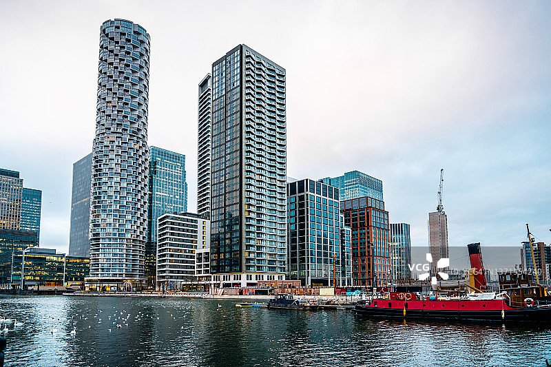 伦敦金丝雀码头金融住宅区：摩天大楼与码头水面倒影图片素材