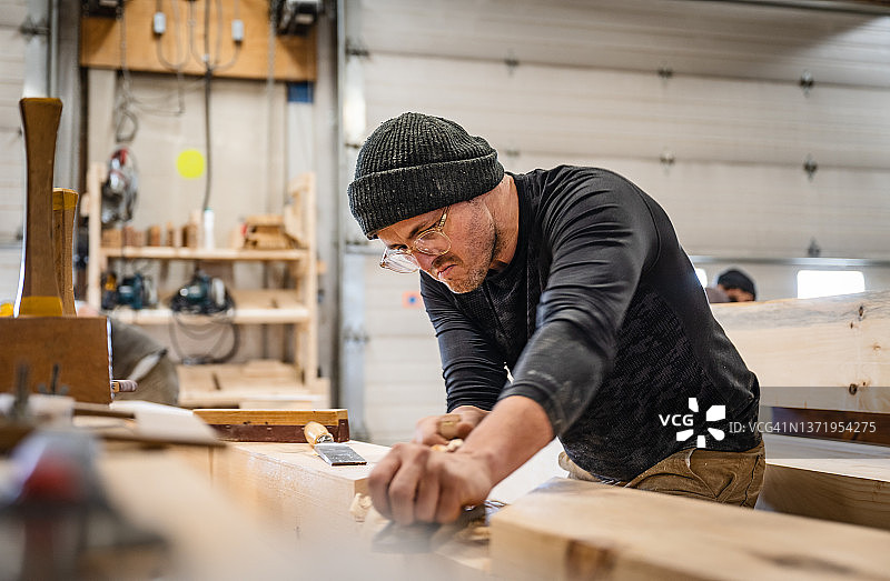 在车间工作的木匠图片素材