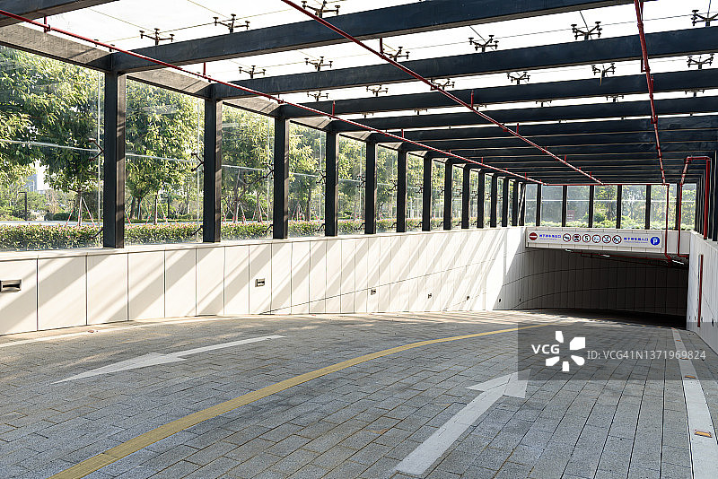 地下停车场双向车辆出入口图片素材