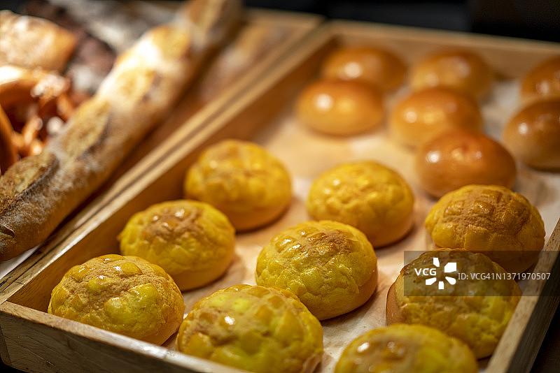 餐桌上的菠萝包特写图片素材