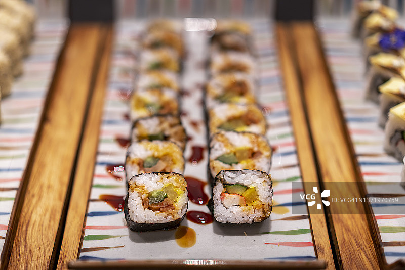 餐桌上的寿司特写图片素材