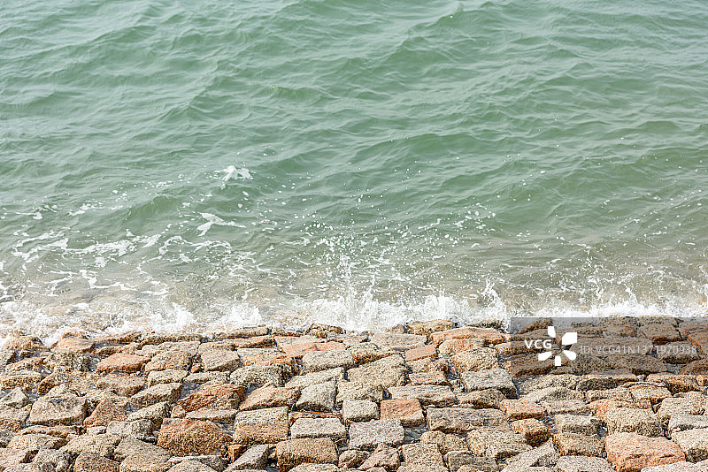 海水与岩石，海浪拍打海堤图片素材