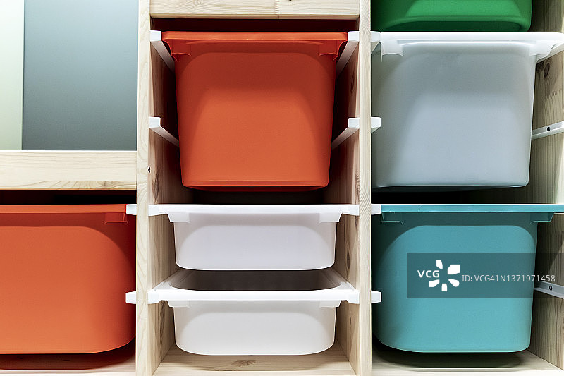 木制橱柜中的储物箱图片素材