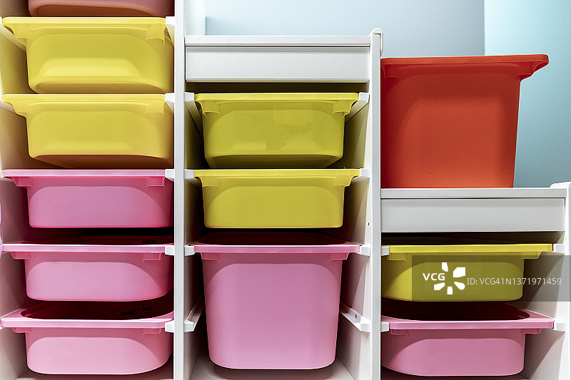 木制橱柜中的储物箱图片素材