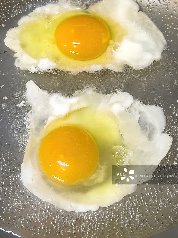 沸水中煮鸡蛋图片素材