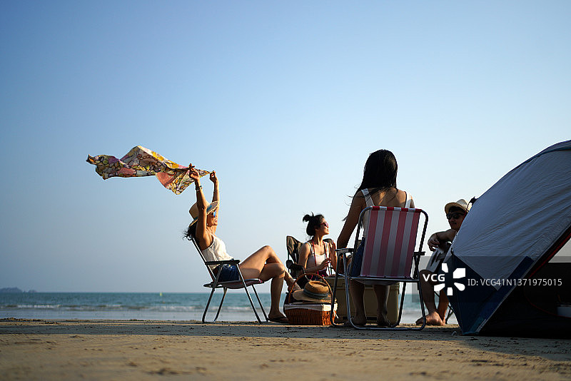 享受海边露营图片素材