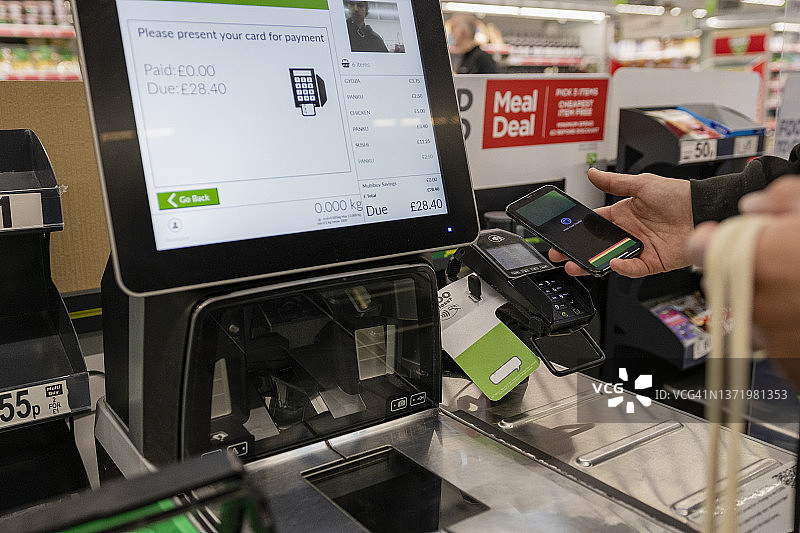 非接触式支付购买食品杂货图片素材
