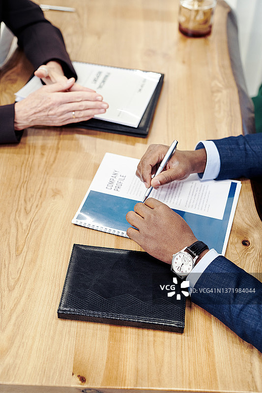 律师在会议上讨论法律图片素材