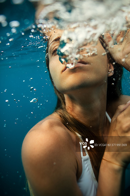 在海中潜水的年轻女子图片素材