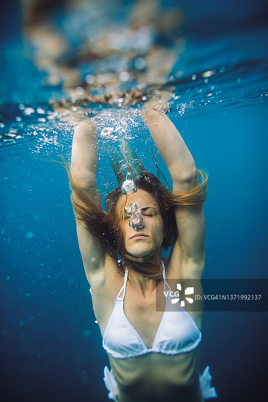 在海中潜水的年轻女子图片素材