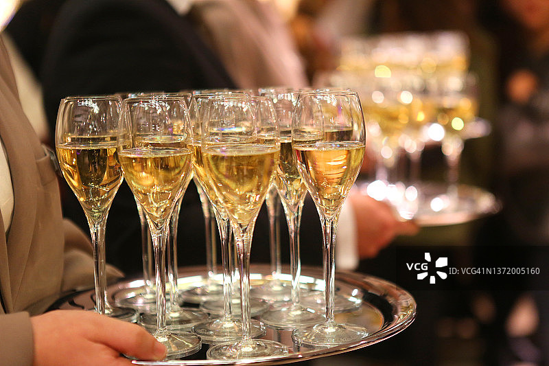 精致晚宴上的香槟图片素材