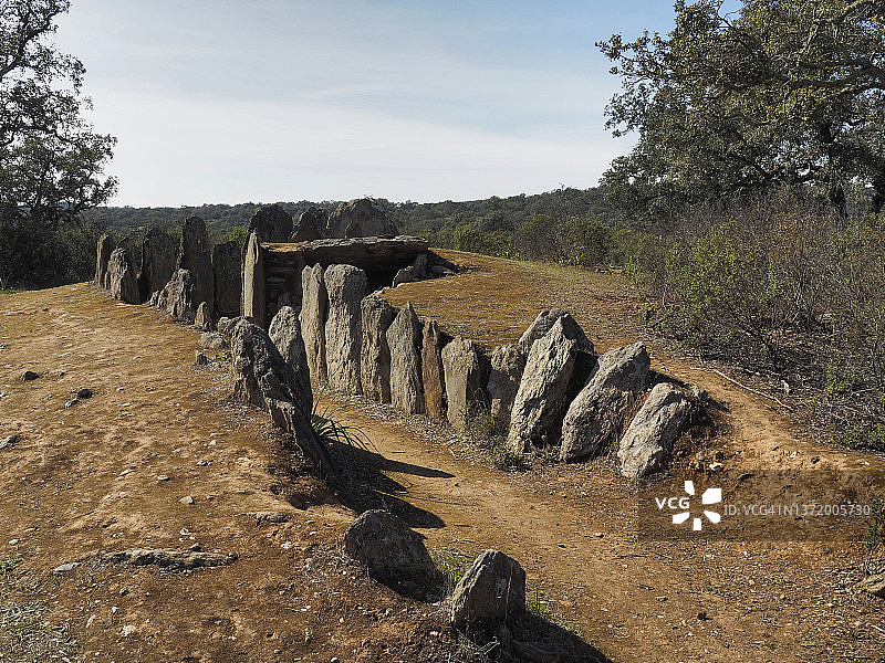 洛斯加布里埃莱斯支石墓，韦尔瓦省巴尔韦德尔卡米诺，西班牙图片素材