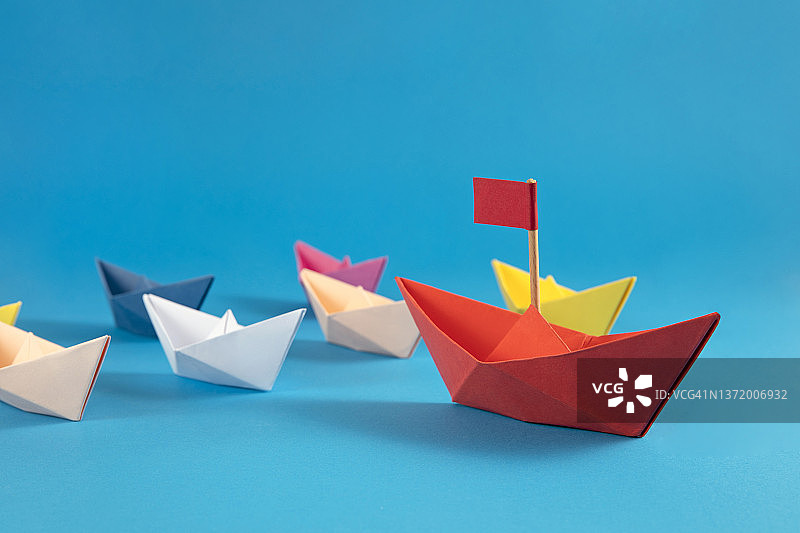 纸船的领导力概念图片素材