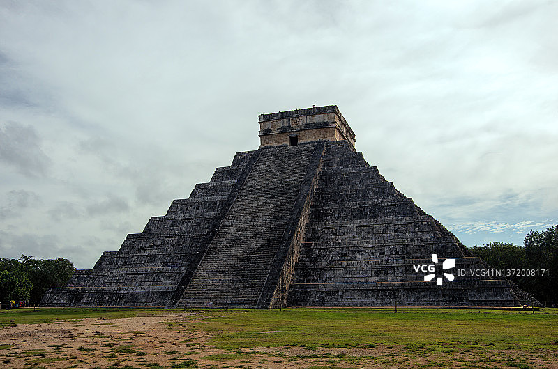 墨西哥尤卡坦半岛奇琴伊察库库尔坎神庙（El Castillo）图片素材