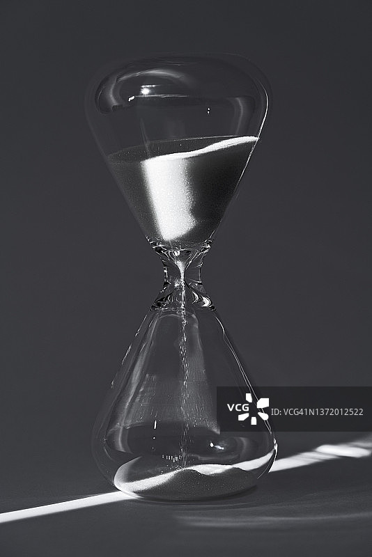 低调单色沙漏上的光图片素材
