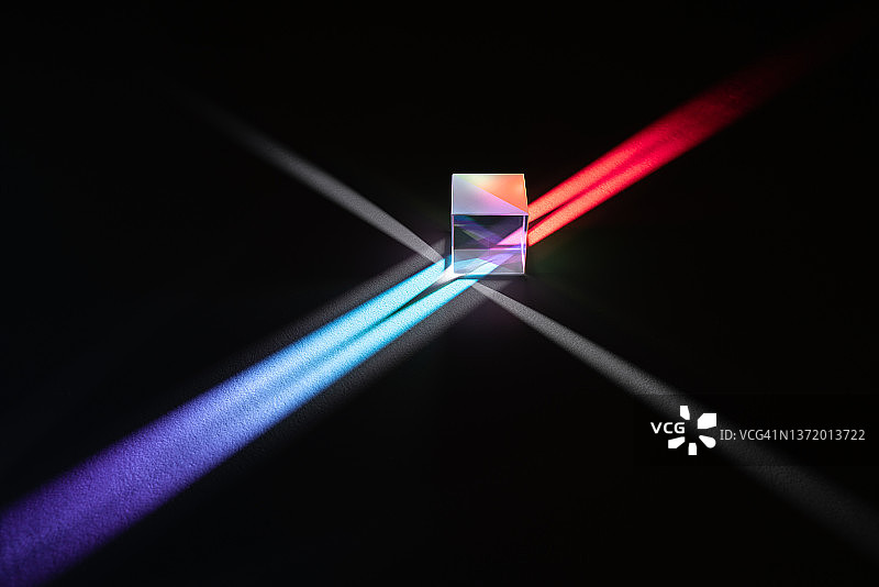 棱镜折射彩色光束图片素材