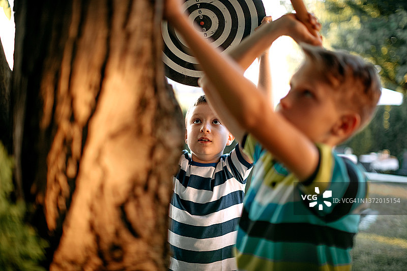 孩子们在后院玩飞镖图片素材