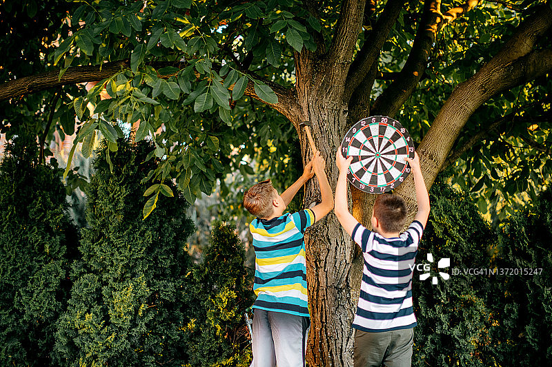 孩子们在后院玩飞镖图片素材
