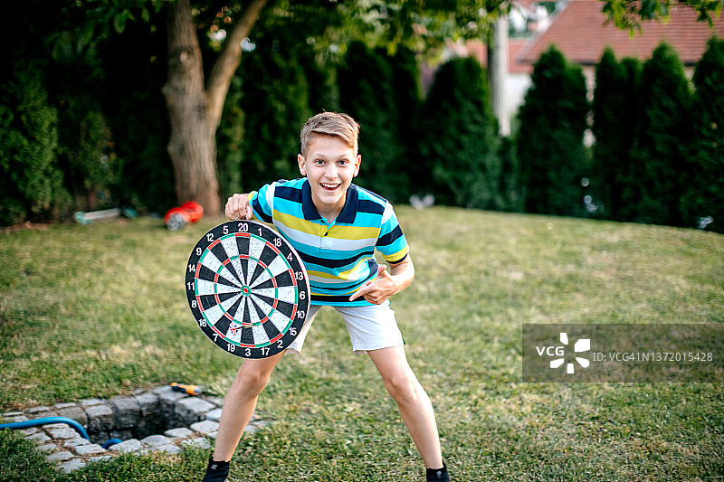孩子们在后院玩飞镖图片素材