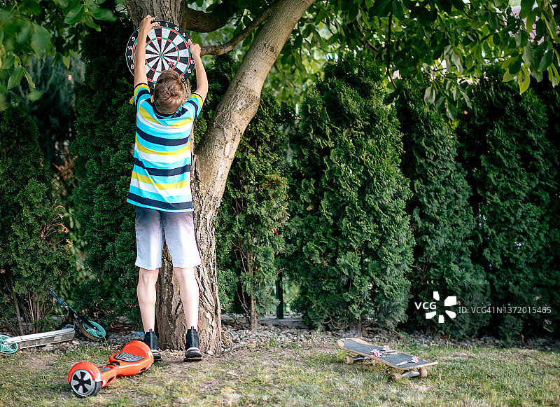孩子们在后院玩飞镖图片素材