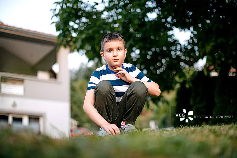孩子们在后院玩飞镖图片素材