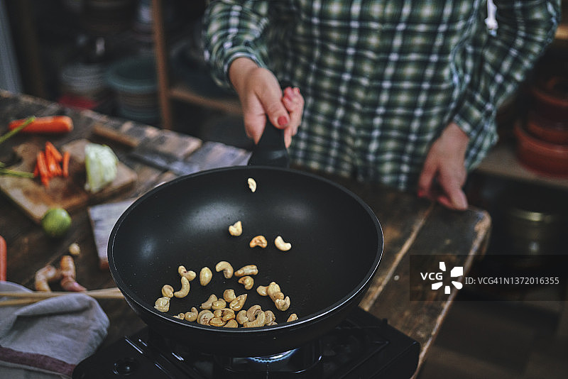锅中烤腰果图片素材