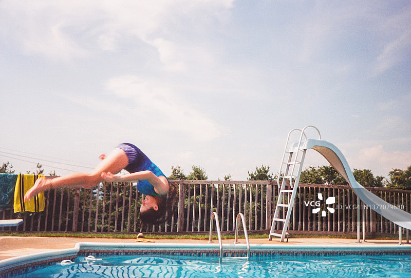 20世纪90年代的青少年在游泳池里玩耍跳水，享受无忧无虑的快乐假期图片素材