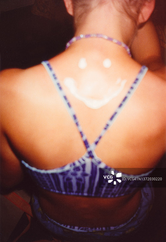 90年代复古笑脸防晒霜与Y2K时尚泳装美女图片素材